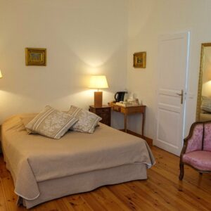 Chambre Cannelle de 20m² avec lit double 160x200cm, lit d'appoint 90x190cm et literie Pullman, pour un séjour confortable.