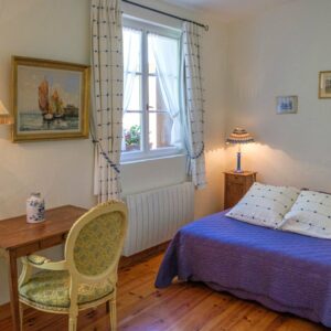 Chambre PMR lavande de 25m² avec literie Pullman, lit double, lit d'appoint, salle de douche, dressing et WC indépendants, accessible aux fauteuils roulants.