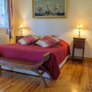Chambre Safran de 20m² avec lit double 160x200 cm, idéale pour un séjour romantique en Normandie.